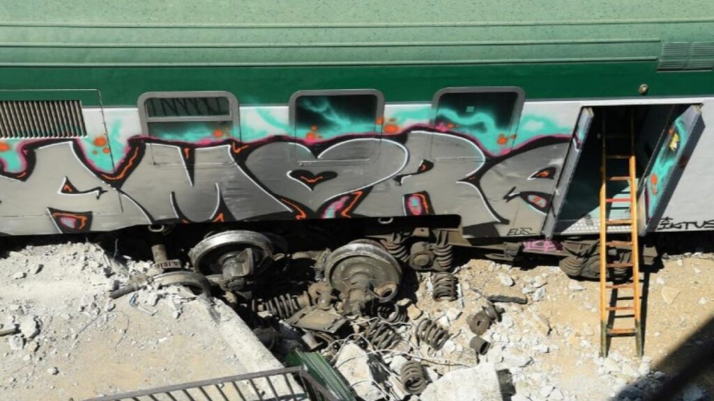 One injured after train derails in Italy